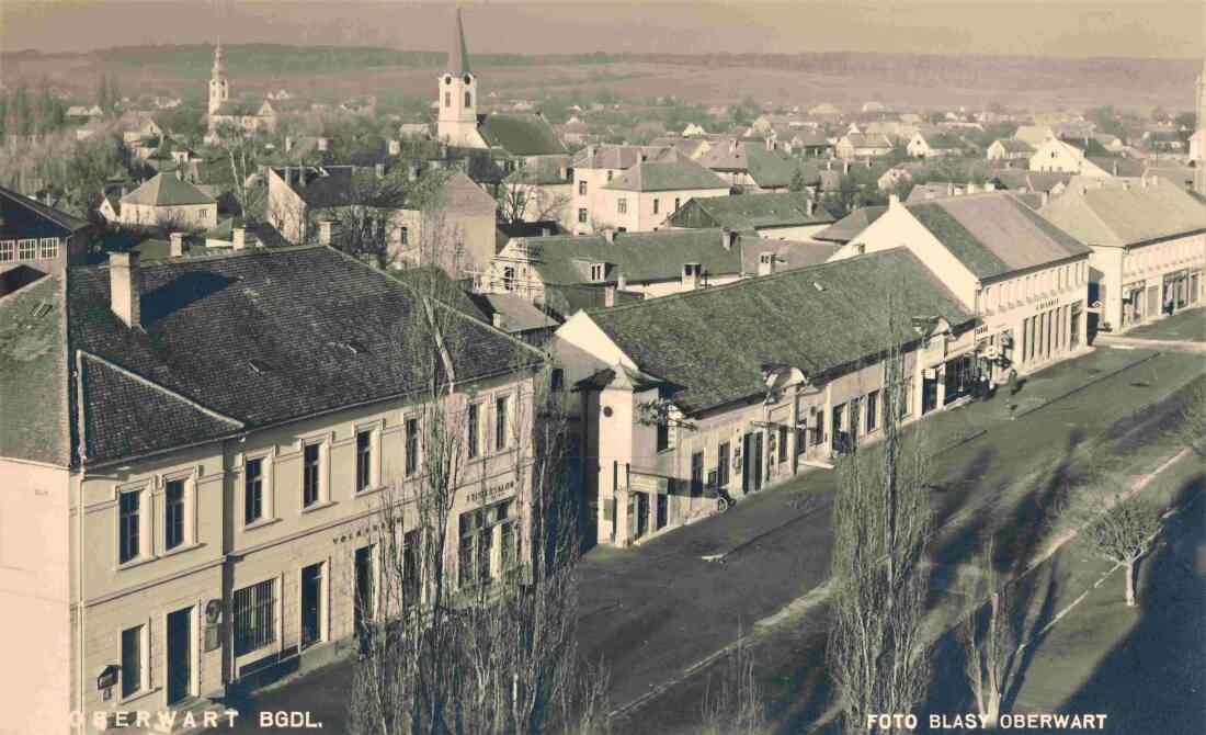 Ansichtskarte: Blick vom Rathausturm auf die Häuserreihe Hauptplatz 4 bis 8