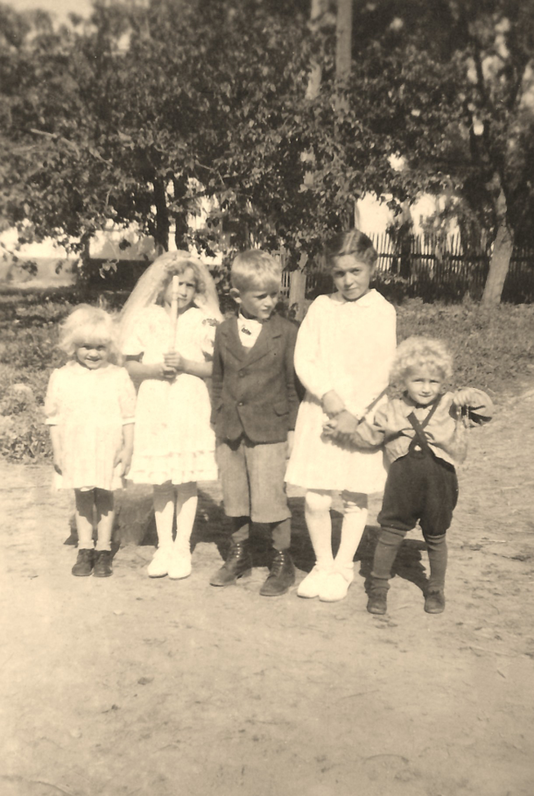 St. Martin: Kindergruppe anlässlich der Erstkommunion von Margarethe Klörper (verh. Guger) - Hofstätter