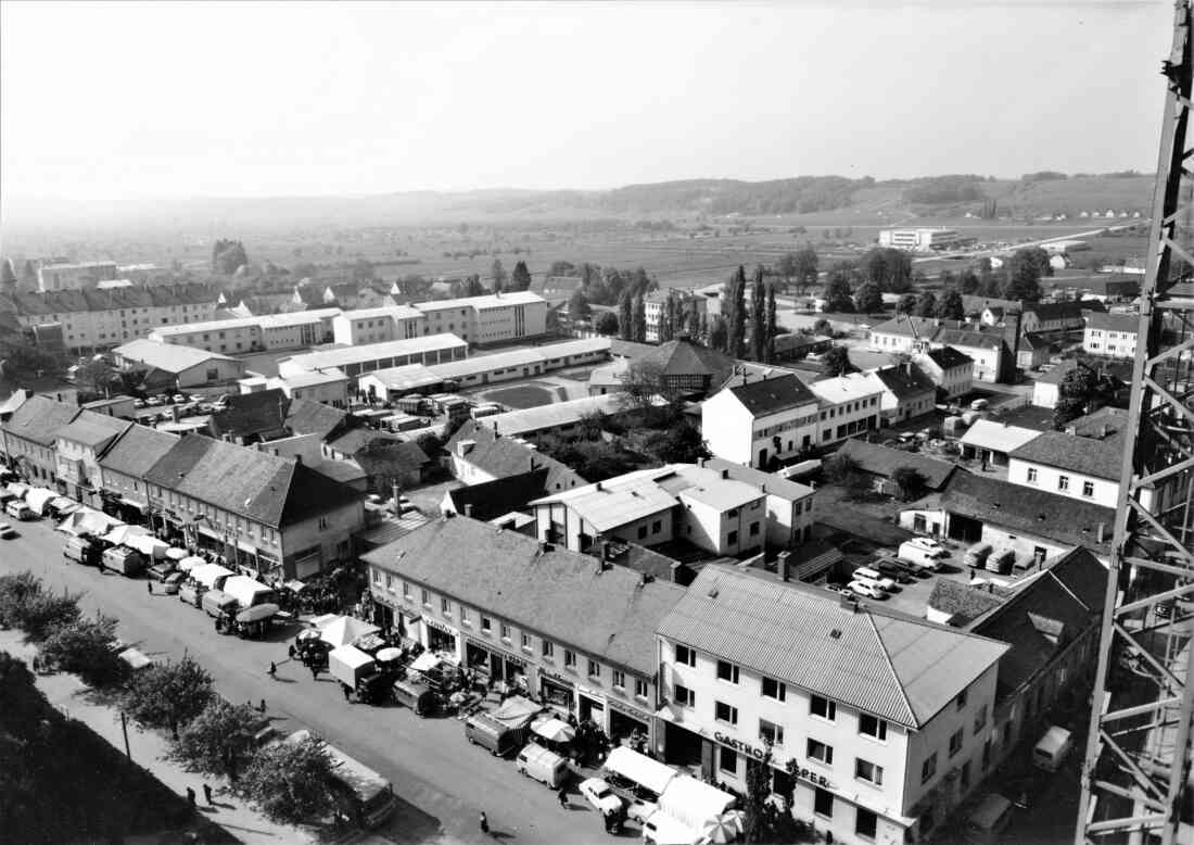 Blick vom Hochhaus gegen Süden auf den Wochenmarkt