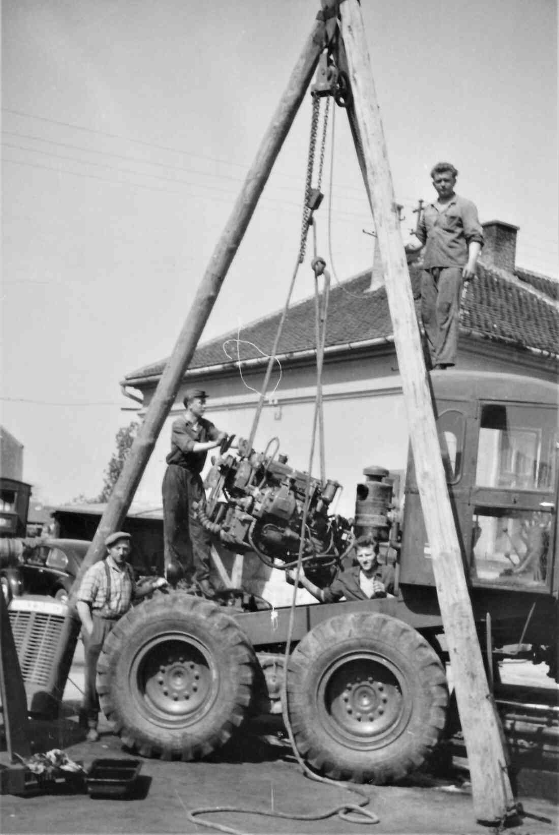 Bauamt: Reparatur eines Gräders der Marke Austin-Western im Hof des BA (Ambrosigasse 15) - Straßenbaubezirksamt