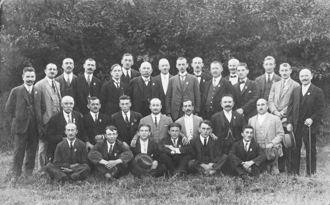 Reformierte Pfarrgemeinde: Männergruppe - ganz rechts Alexander Benkö (*1879/+1958); hinten 5.v.r. Alexander Osvald (*1896/+1981);