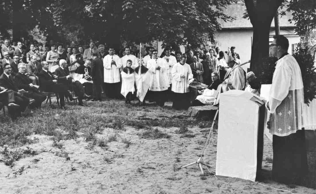 Bau der neuen röm. kath. Osterkirche: Pfarrer Dr. Ladislaus Triber bei einer Festpredigt am Tag der Grundsteinlegung