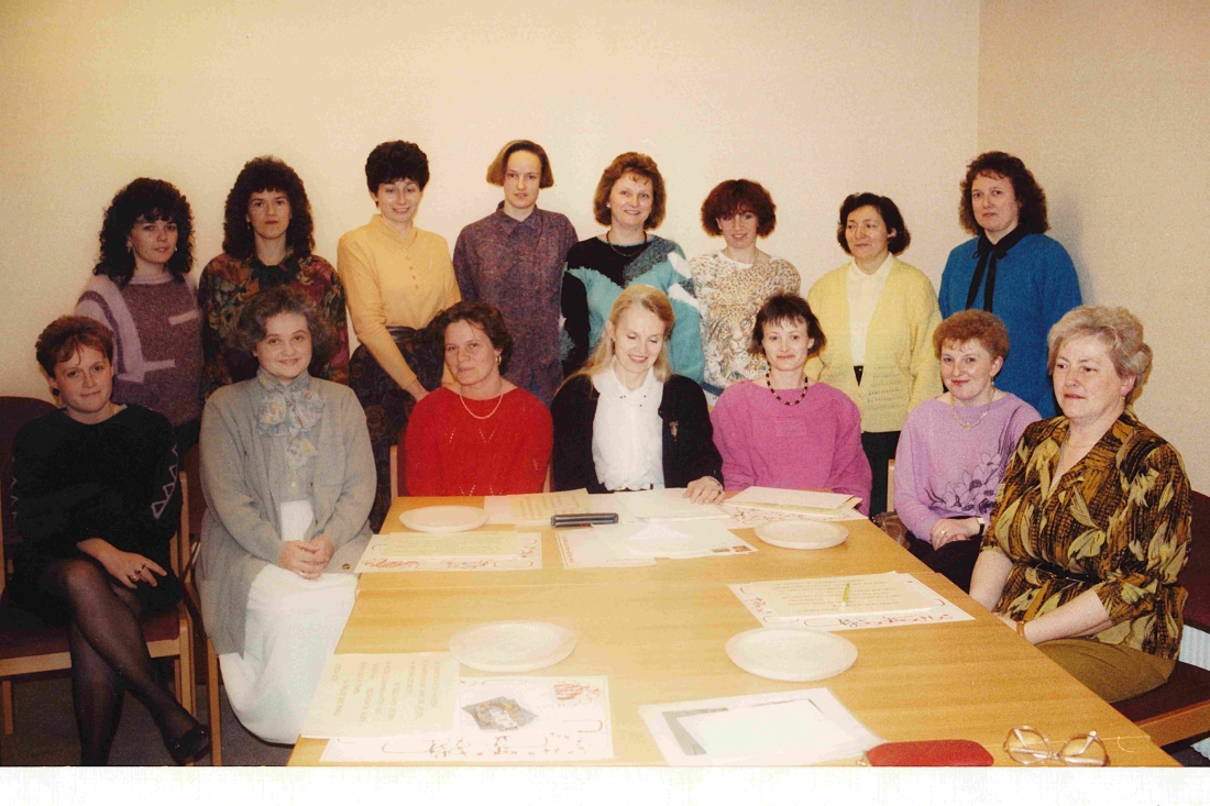 Röm. kath. Pfarre: die Gruppe der Tischmütter anlässlich der Erstkommunion 1990 - Börner/Martos/Gaal/Steszgal/Baumgartner/Javorits/Kurz/Adorjan/Kajdocsi/Lehner/Werban/Berger/Schweizer/Gabriel/Osztovits