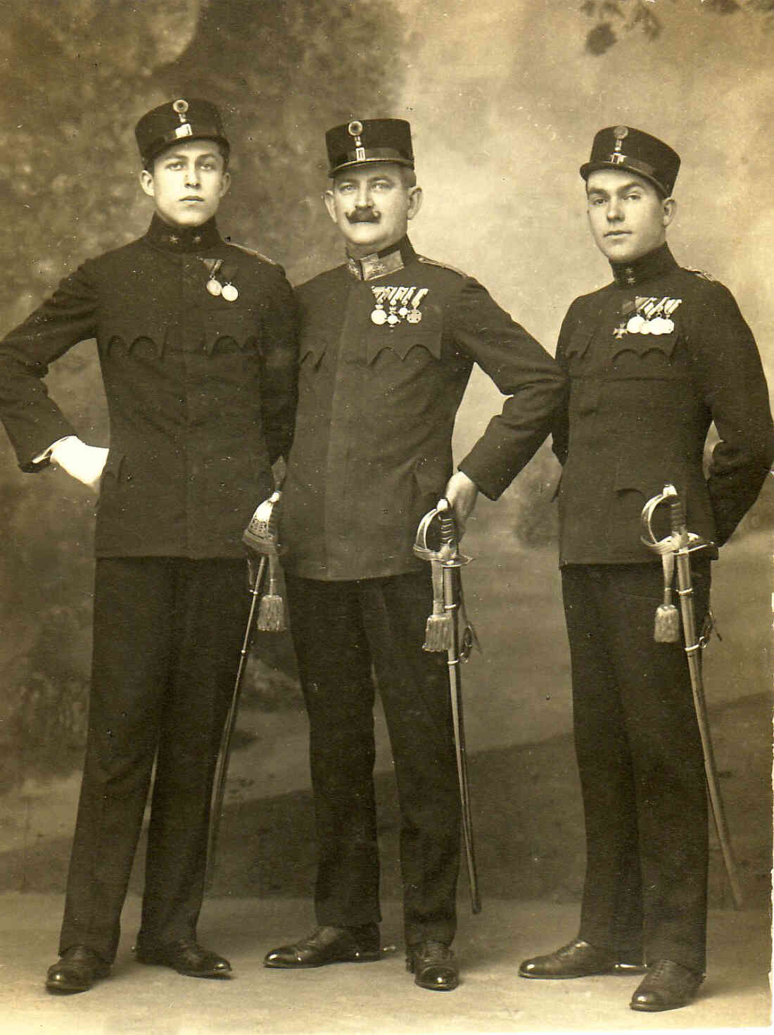 Theateraufführung: Foto dreier Herren in der Rolle von Soldaten - 1.v.l. Franz Kiss