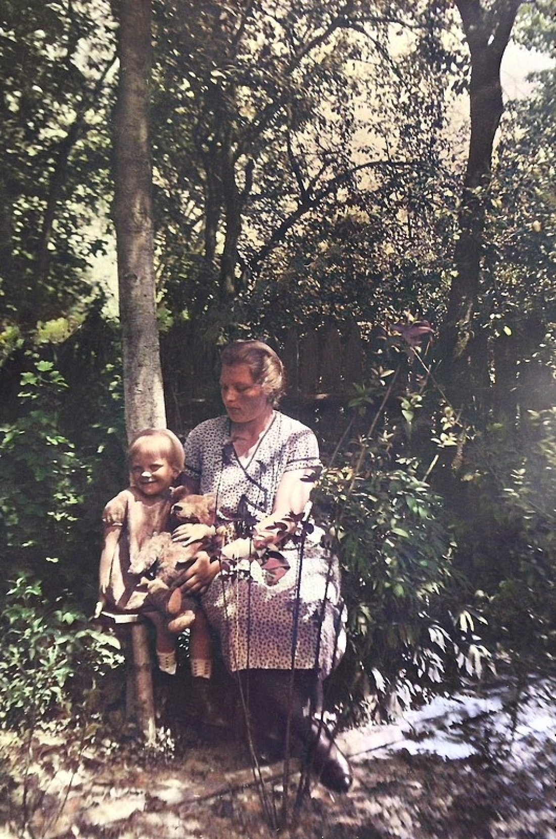 Wilma Steiger (verh. Oswald, *1927/+2023) mit ihrer Mutter Ida Steiger (geb. Kasper, *1906/+1931)