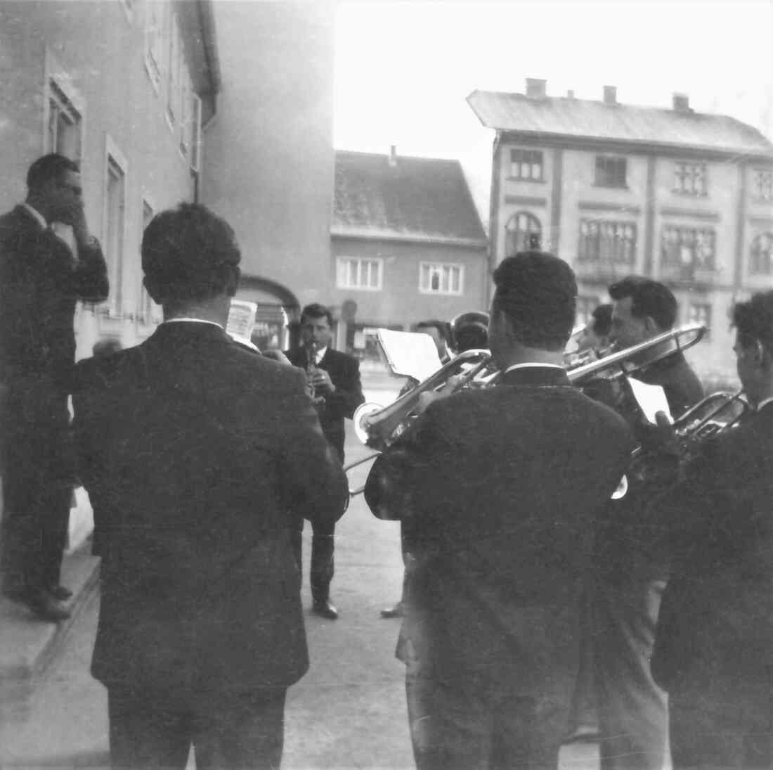 Hochzeit Josef "Jimmy" Nemeth und Elfriede Heber: die Kollegen der Stadtkapelle spielen den Bräutigam aus dem Haus (Andreas Hofergasse 6)