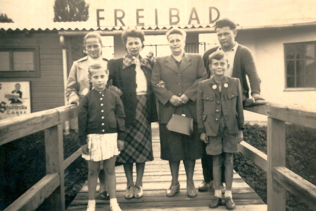 Hermann Pal mit Familie auf dem Steg zum Freibad