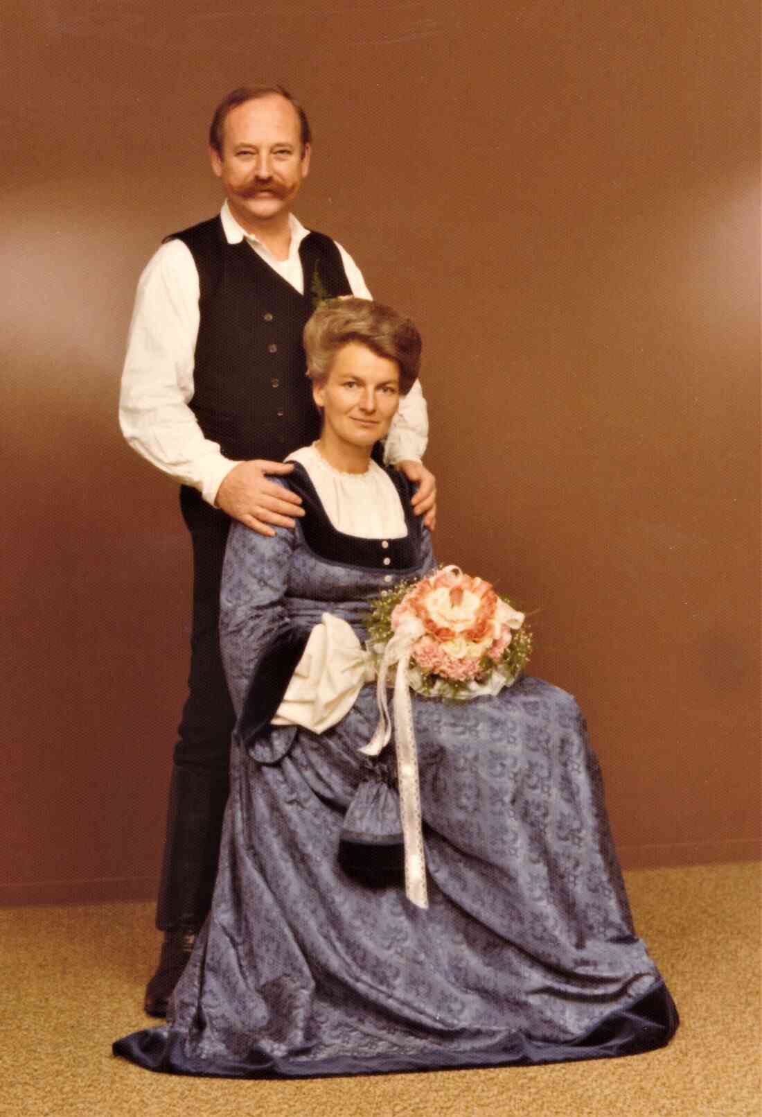 Das Hochzeitspaar in Tracht: Jenö (Eugen) und Helga Posch