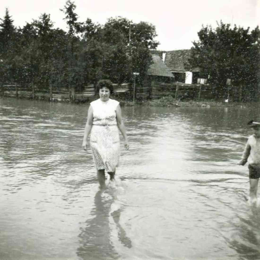 Hochwasser am Wehoferbach: Adelheid Mathis (Benkö) mit Sohn Kurt