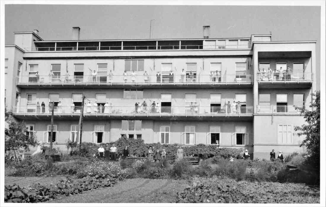 Krankenhaus (Spitalgasse / heute Dr.-Emmerich-Gyenge-Platz): SW-Ansicht