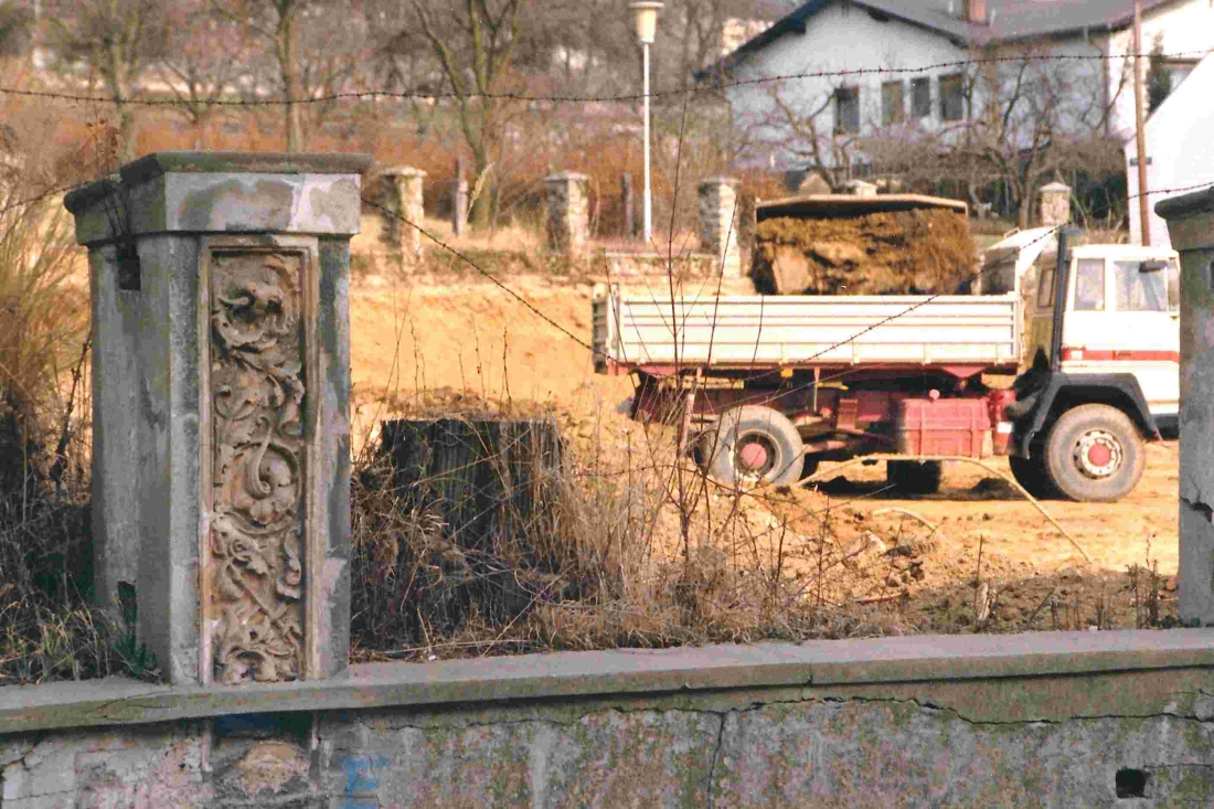 Fuith-Villa (OW 595/ Steinamangererstraße 25) - Abriss: Kräne, Bagger und LKW-s arbeiten sich vor