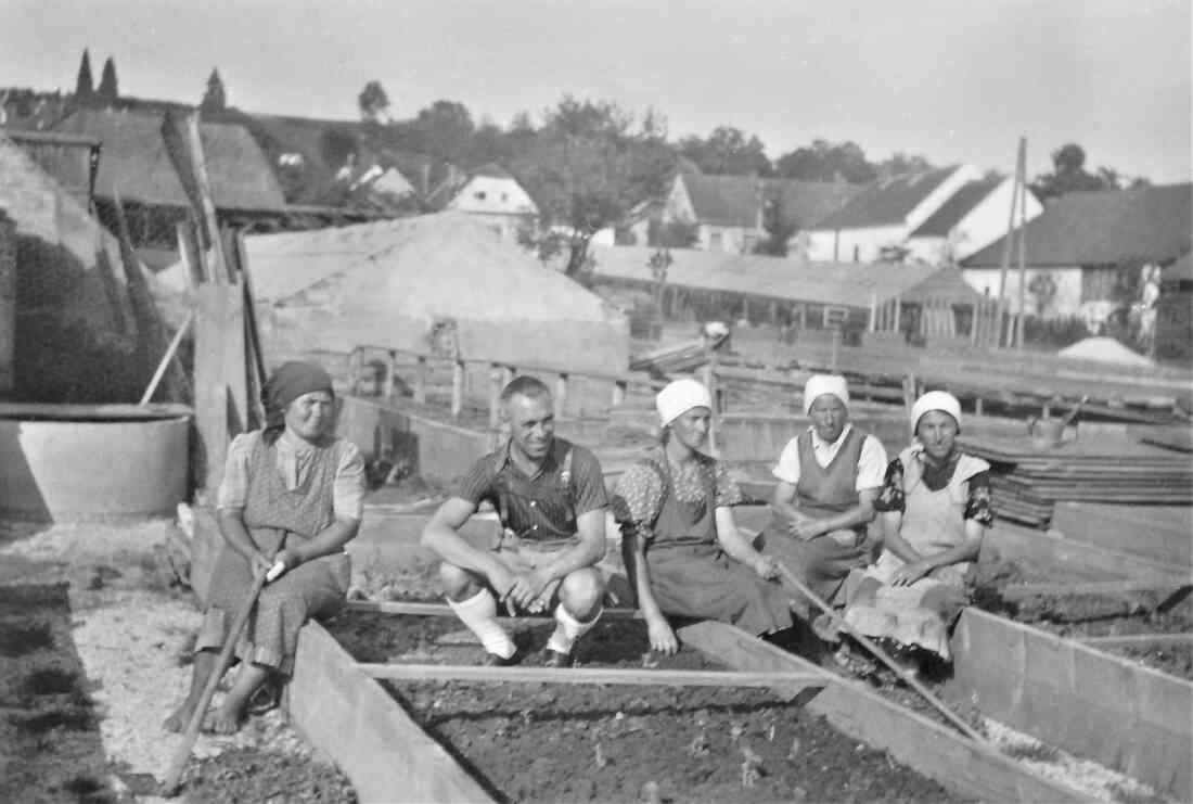 Josef Hicke (*1911 / +1970) und Mitarbeiterinnen der Gärtnerei Hanusch-Graf Steinamangererstraße 36b