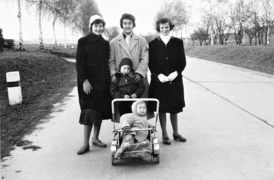 Runde junger Damen: Spaziergang auf der Betonstraße in Richtung Pinkafeld -  Freiler / Tischler / Schober;