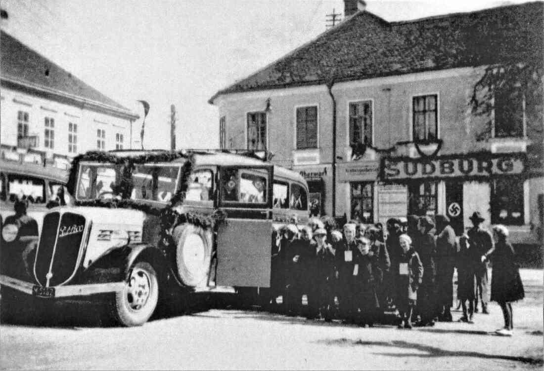 Südburgbus am Hauptplatz mit Kindern, die an einer Kinderfahrt der Nationalsozialisten teilnehmen