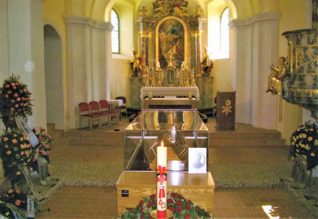 Begräbnis Hilda Benkö (geb. Baliko, *1927 / +2006): Aufbahrung in der alten röm. kath. Pfarrkirche, die als Ort der Begräbnisliturgie dient