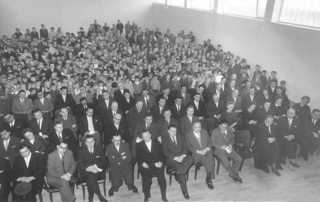 Anlässlich der Eröffnung Volksschule als Teil der Zentralschule am 21. Oktober 1961 - Festakt im Turnsaal (Hatvagner/Lentsch/Wagner/Polster/Nemecz/Gyenge)