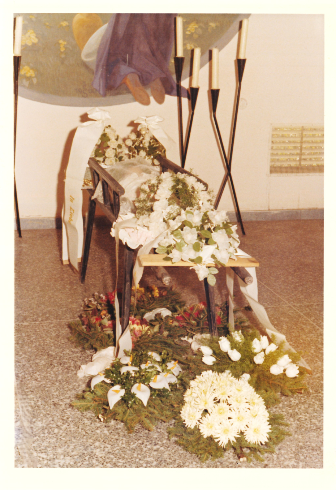 Aufbahrung eines offenen Kindersarges in der evang. Aufbahrungshalle am Friedhof