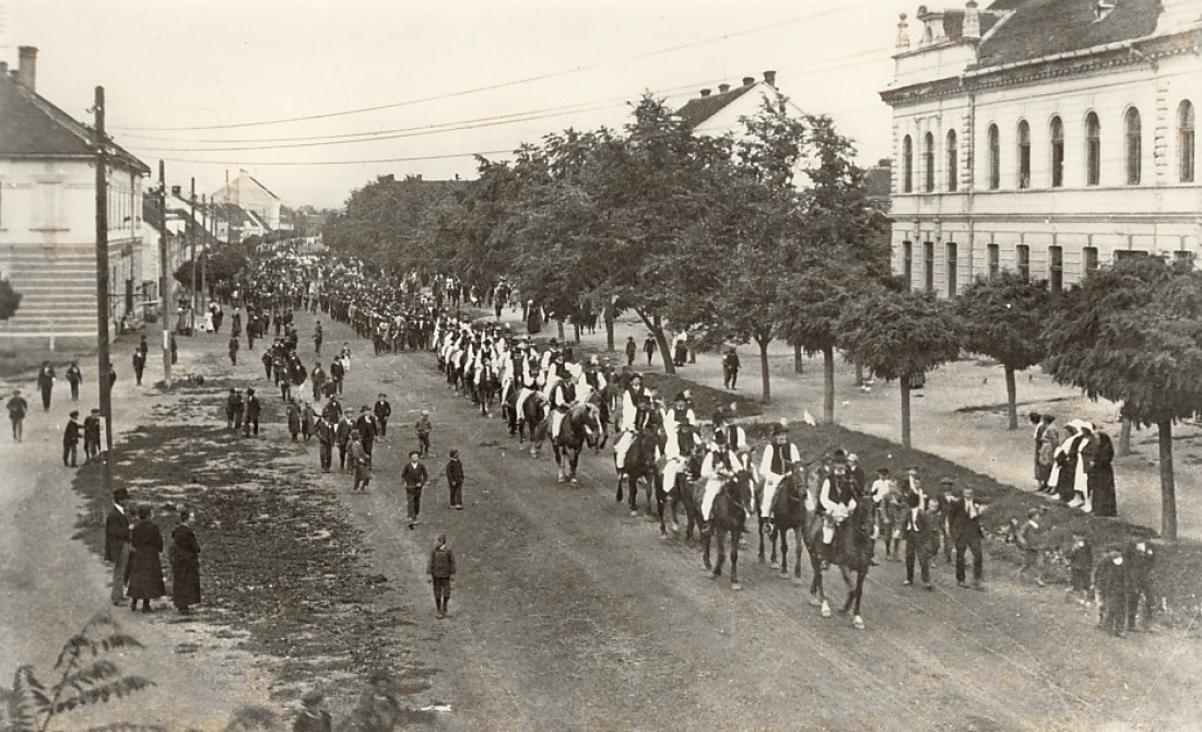Festzug anlässlich der Weihe des Kriegerdenkmals am 29. Juni 1924 - am Hauptplatz mit Feuerwehrkapelle