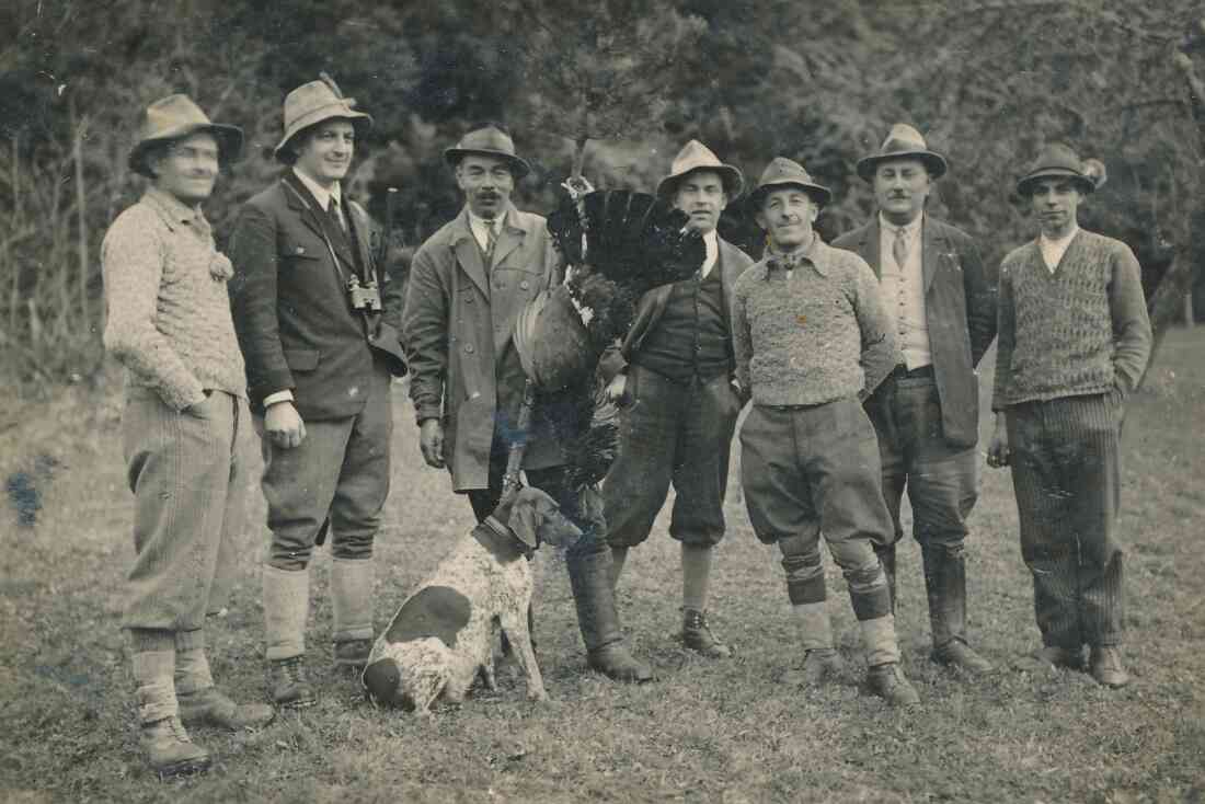 Jägergruppe mit Auerhahn