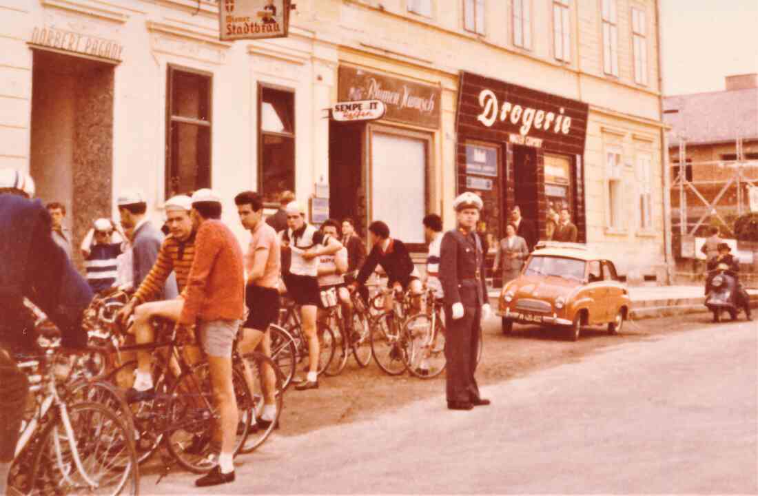 Radrundfahrt in Oberwart vor dem Haus Hauptplatz 11 (Paganyhaus) - Emmer