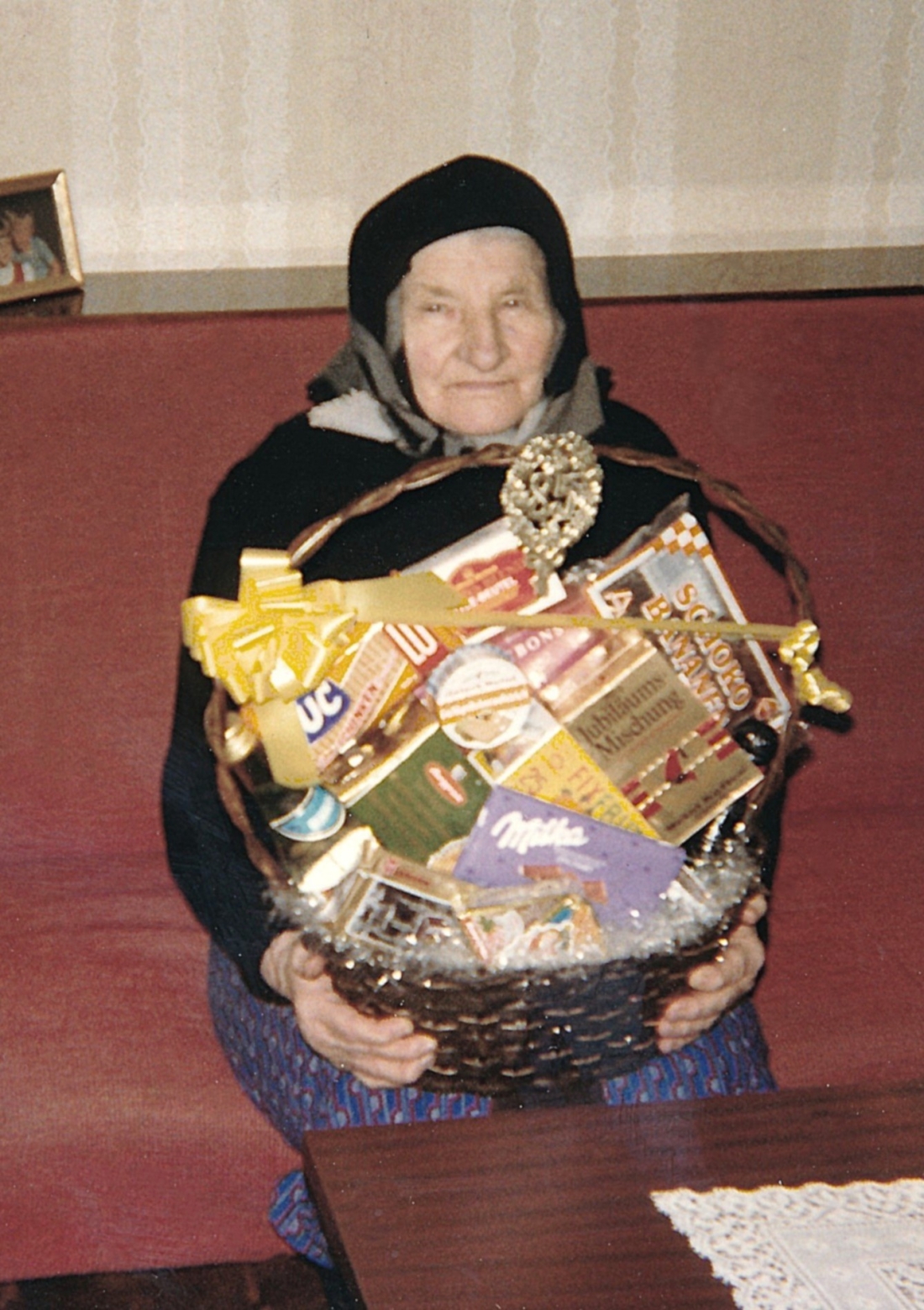 St. Martin: Agnes Korbadits (geb. Eberhardt, *1904/+2005) mit ihrem Geschenkskorb zum 85. Geburtstag