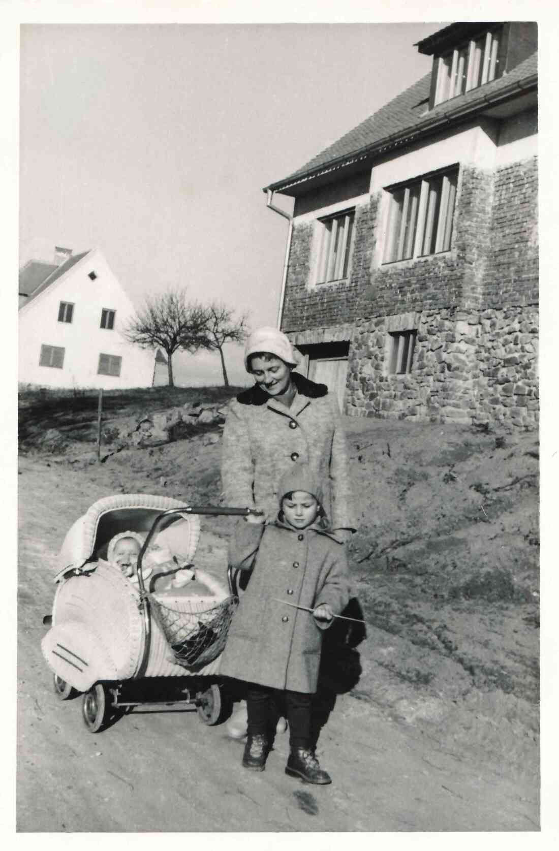 Gertraud Schober mit ihren Söhnen Tillfried und Christian - Mozartgasse