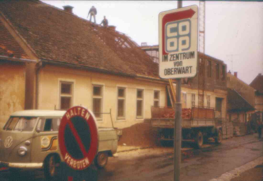 Aufstockung des Schober-Hauses Schlainingerstraße 4 mit den Fahrzeugen des Dachdeckers Fritz Samer