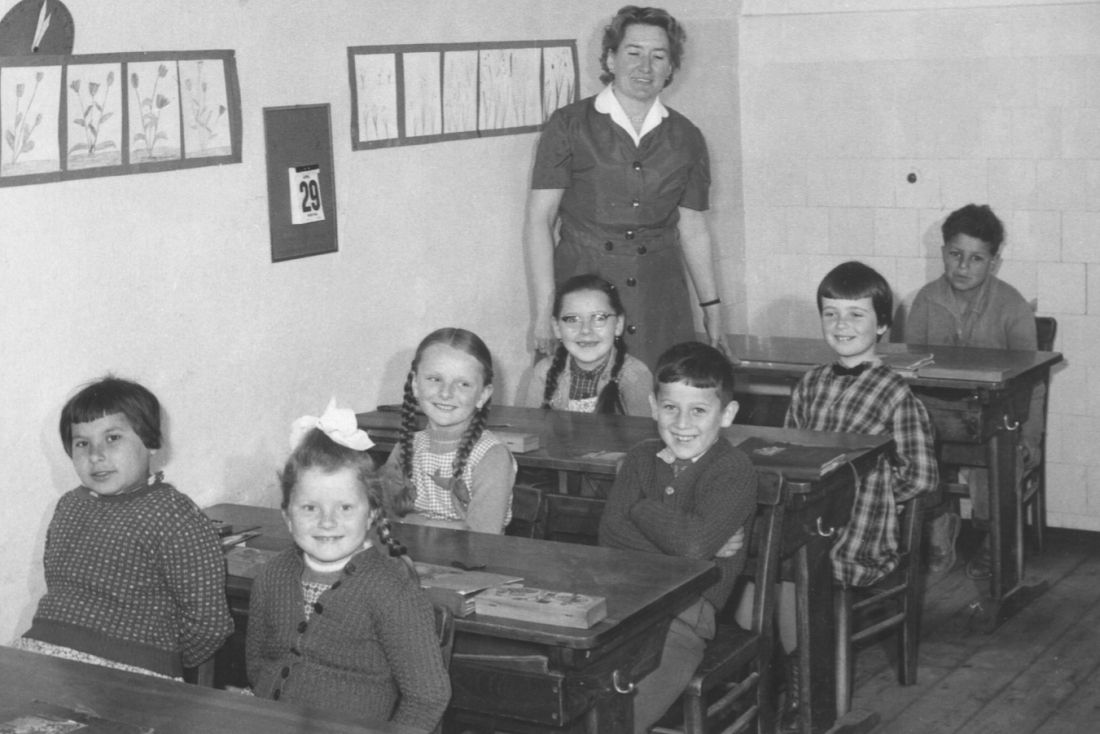 Kinder einer Volksschulklasse mit VL Hermine Fleischmann - Sarkösi/Kojnek/Ulreich/Erdely/Ruzsa/Neubauer/Nardai