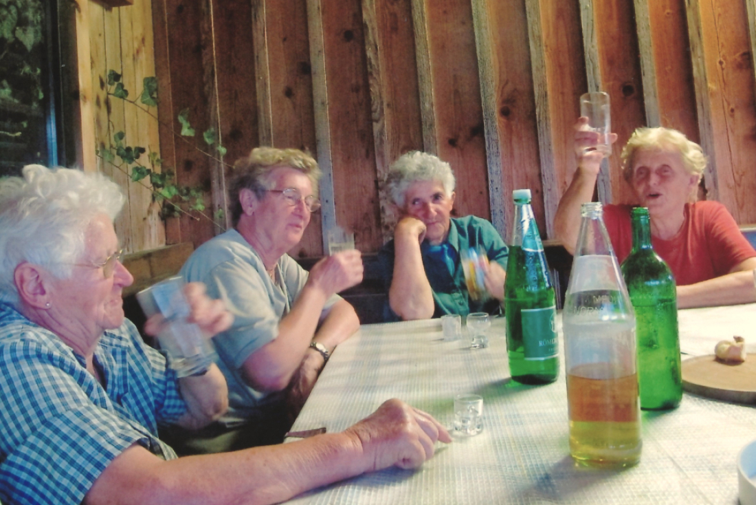 St. Martin: Freundinnen beim geselligen Beisammensein anlässlich der Kartoffelernte 2011 - Guger/Mirtl/Halper