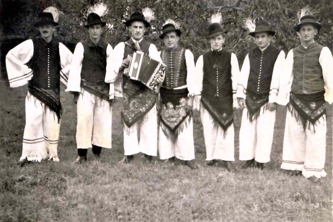 Männergruppe des ref. Lesevereins in ung. Tracht - Kollar/Mohat/Benedek/Oswald/Horvath/Gangoly/Böcskör