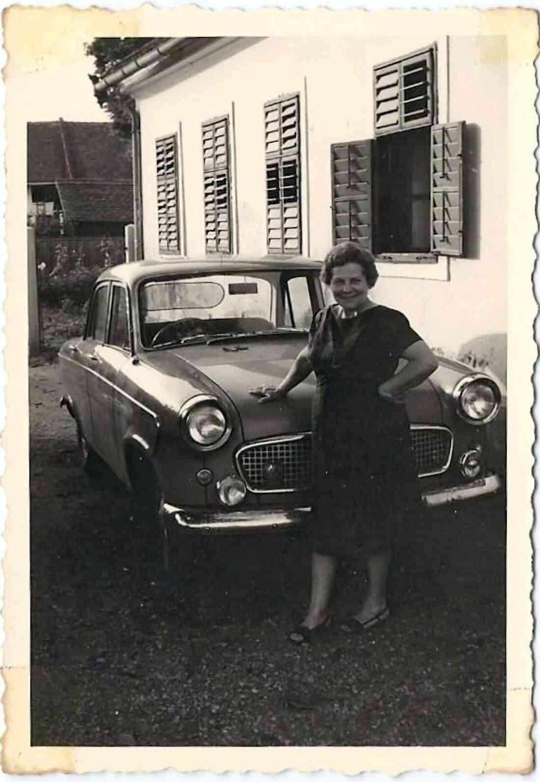Maria Glatz mit ihrem Auto vor der Gemischtwarenhandlung Maria Glatz (Ecke Linke Bachgasse/Grazerstraße 26)