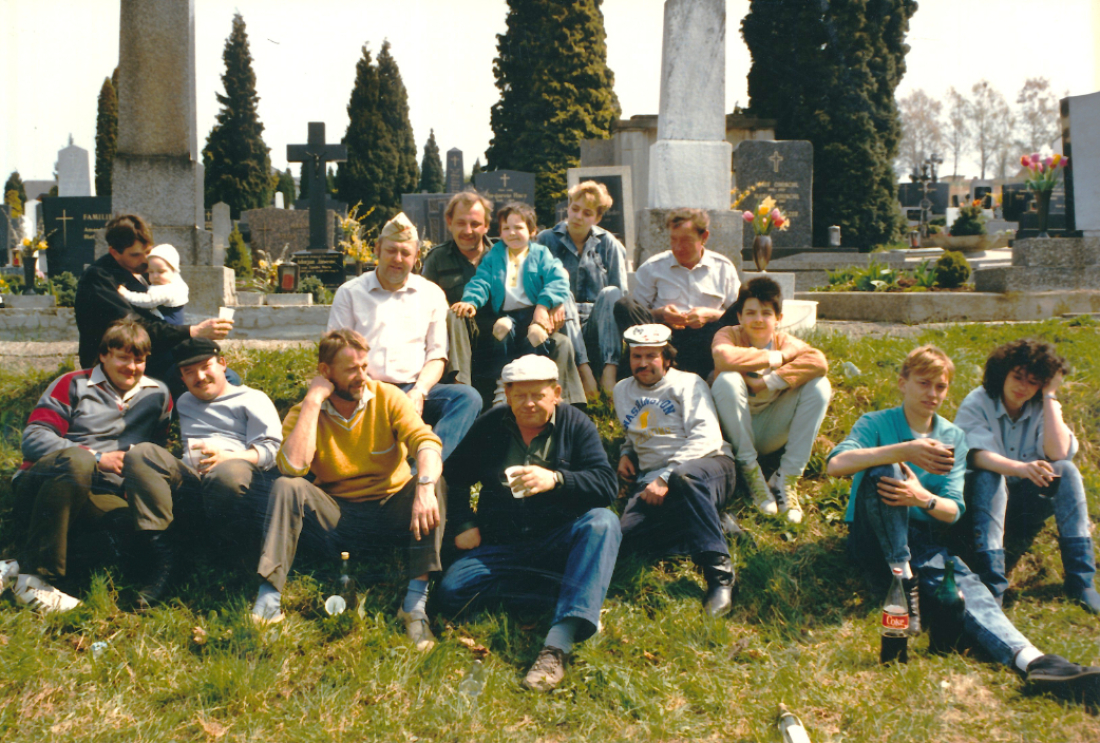 Das Böllerschießen neben dem kath. Friedhof - auch ein geselliges Beisammensein (Fassl/Pongratz/Kurz/Samer/Wagner/Polster/Renner/Tauber/Benkö/Moser/Bachkönig)