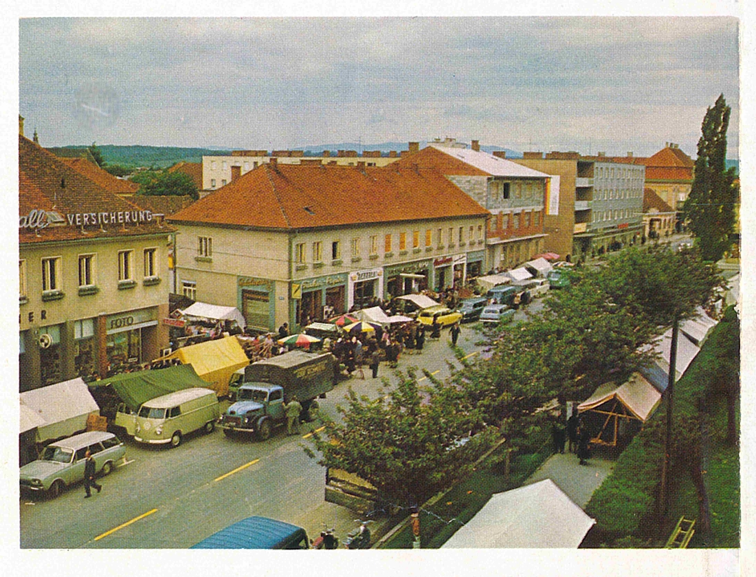 Blick auf den Wochemarkt und die Häuser Hauptplatz 4 und 6 (Forum/Seper/Brunner/Blasy/Pokorny/Tallian/Varga/Schreiner)