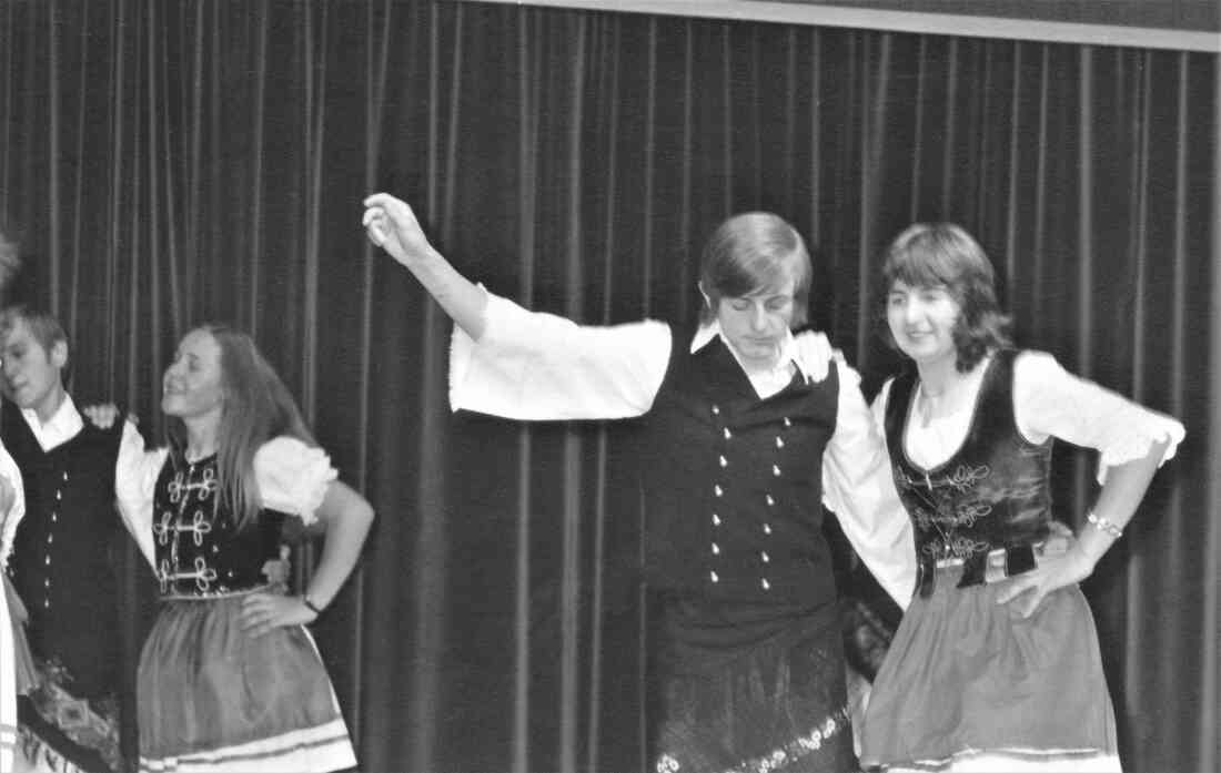 Ungarische Volkstanzgruppe anlässlich der Eröffnung der neuen Hauptschule