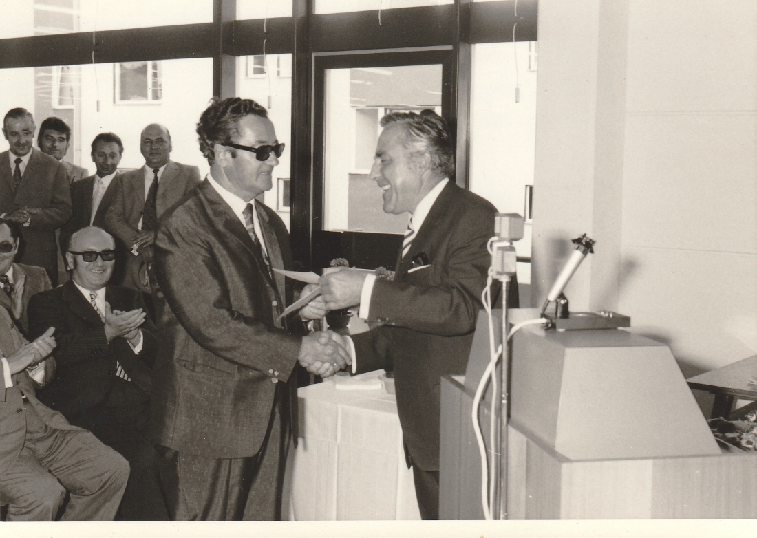 Eröffnungstag im neu errichteten COOP Markts der Konsumgenossenschaft (Wienerstraße 13): Bgm. Ferdinand Hatvagner gratuliert Dir. Koppelhuber - Pieler/Muth/Metzenbauer