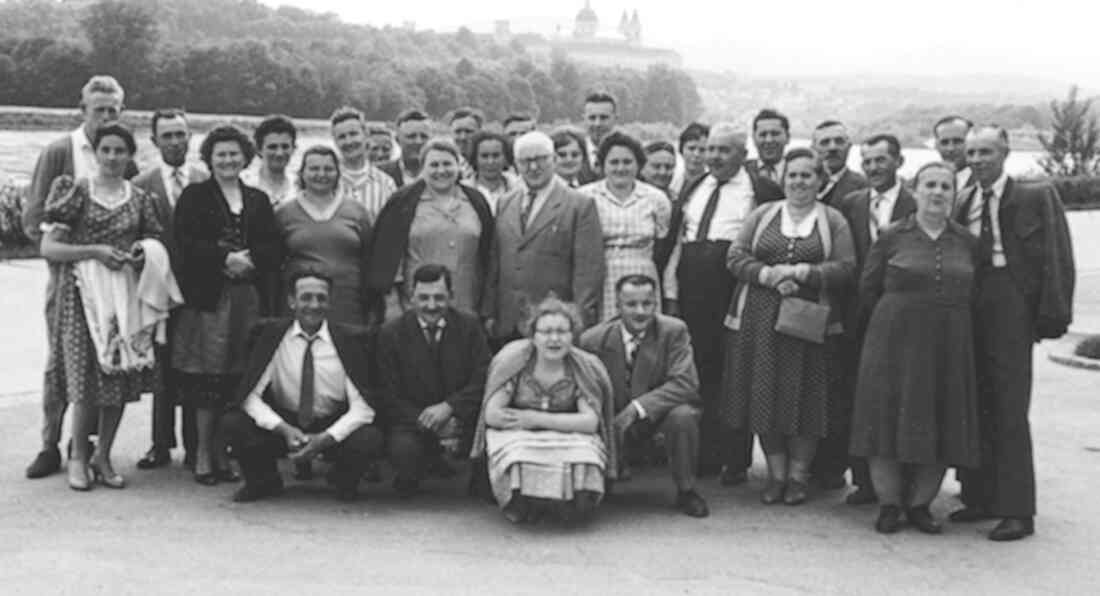 Ausflug in die Wachau: auf Einladung von Gastwirt Ludwig Kantor unternahmen die Gäste des Gasthauses eine Busfahrt nach Melk und nach Ybbs-Persenbeug