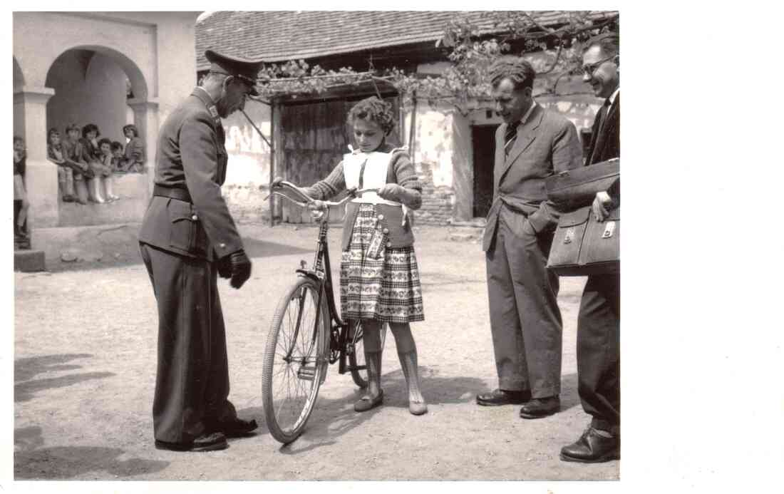 Fahrradprüfung im Hof der reformierten Schule (Ref. Kirchengasse 9) - Pokomandy/Adorjan/Erdely/Geschrey