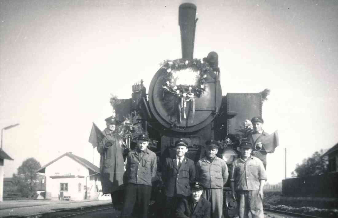 Bahnhof: Gruppenfoto mit der Dampflokomotive R 93 (Decker/Kuch)