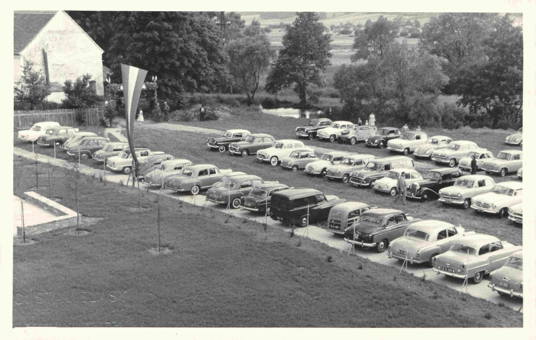 Fahrzeugweihe am Badplatz: Blick über die aufgereihten PKW´s / Autos in Richtung Raffelmühle