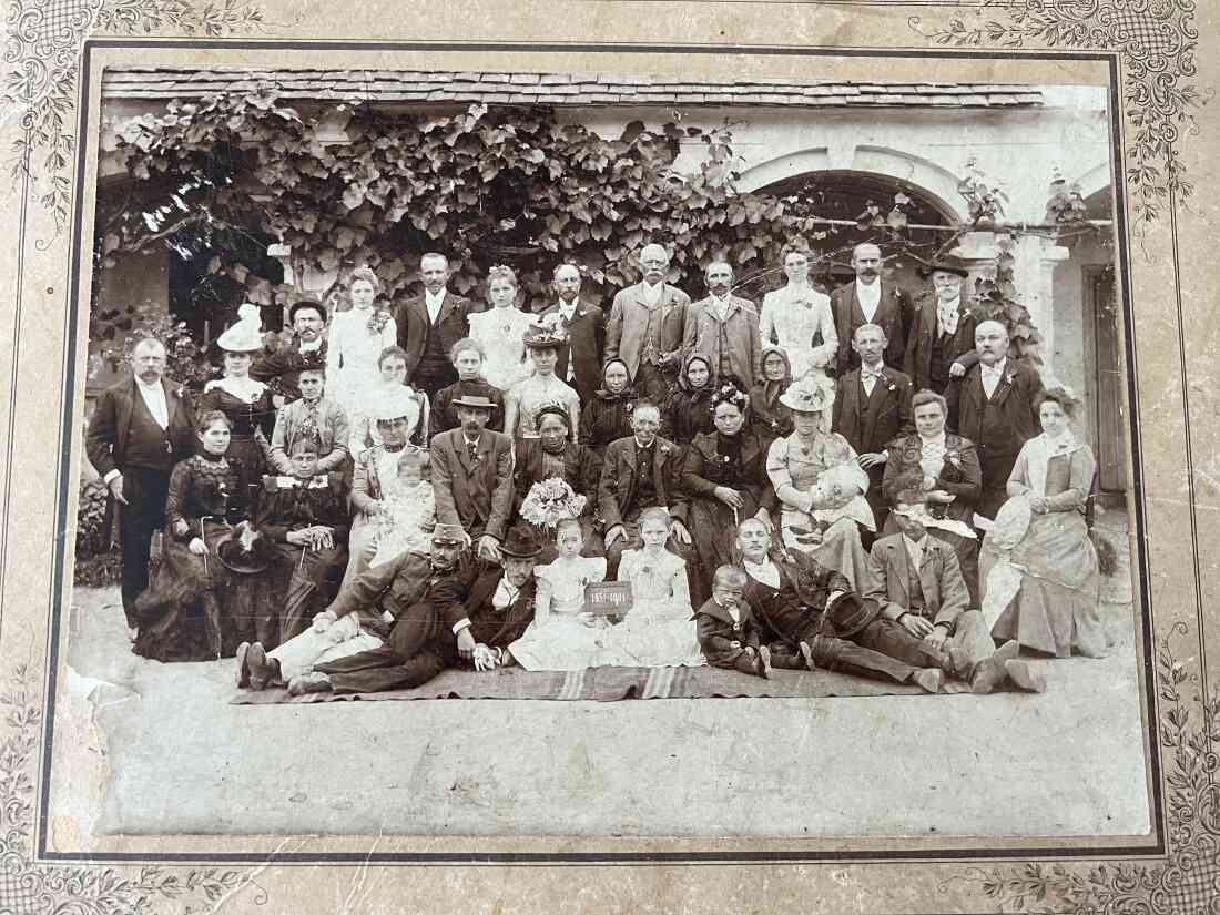 Die Hochzeitsgesellschaft der Goldenen Hochzeit des Ehepaares Raphael Saly (*1828/+1914) und Anna Saly (geb. Osvald, *1834/+ 1912)