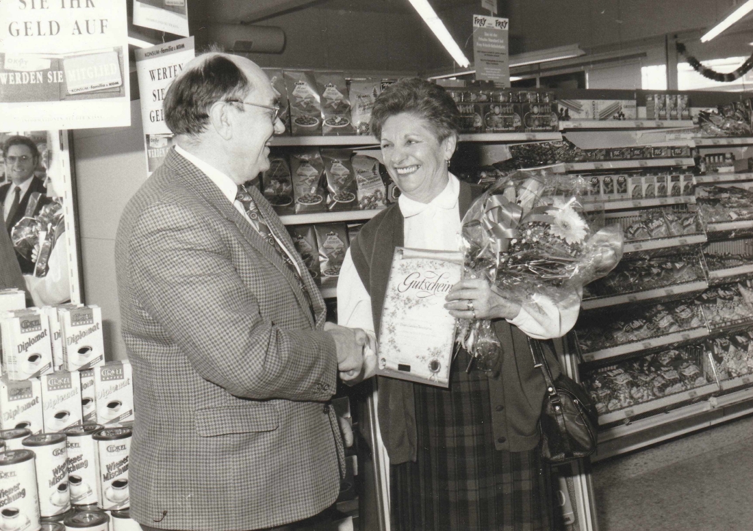 Die glückliche Gewinnerin beim KGM (Konsum/Coop) Gewinnspiel anlässlich der Inform 1989: Annus Gangoly - Fürst