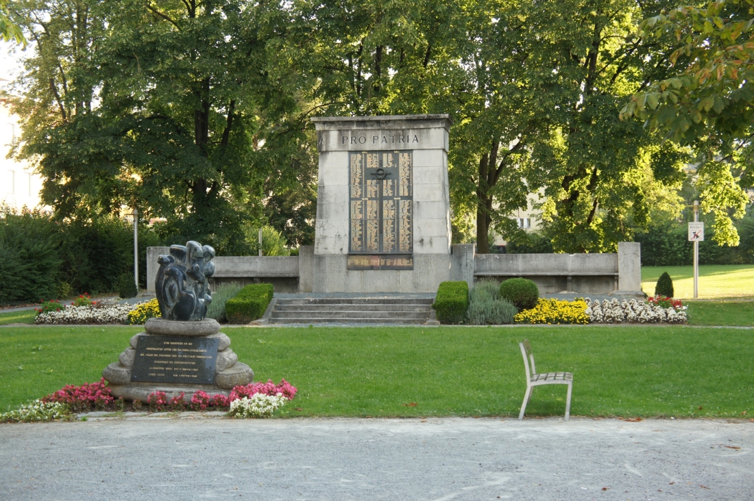 Kriegerdenkmal und Mahnmal für die Opfer des Nationalsozialismus - errichtet 1989