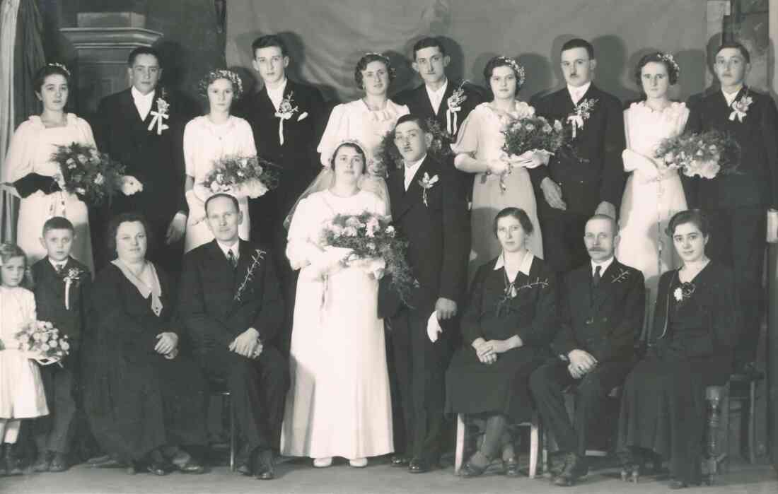 Die Hochzeitsgesellschaft der Hochzeit von Ludwig Zarka „Gustar“ (*1912/+1974) und Maria Kneiszl  (*1913/+1968