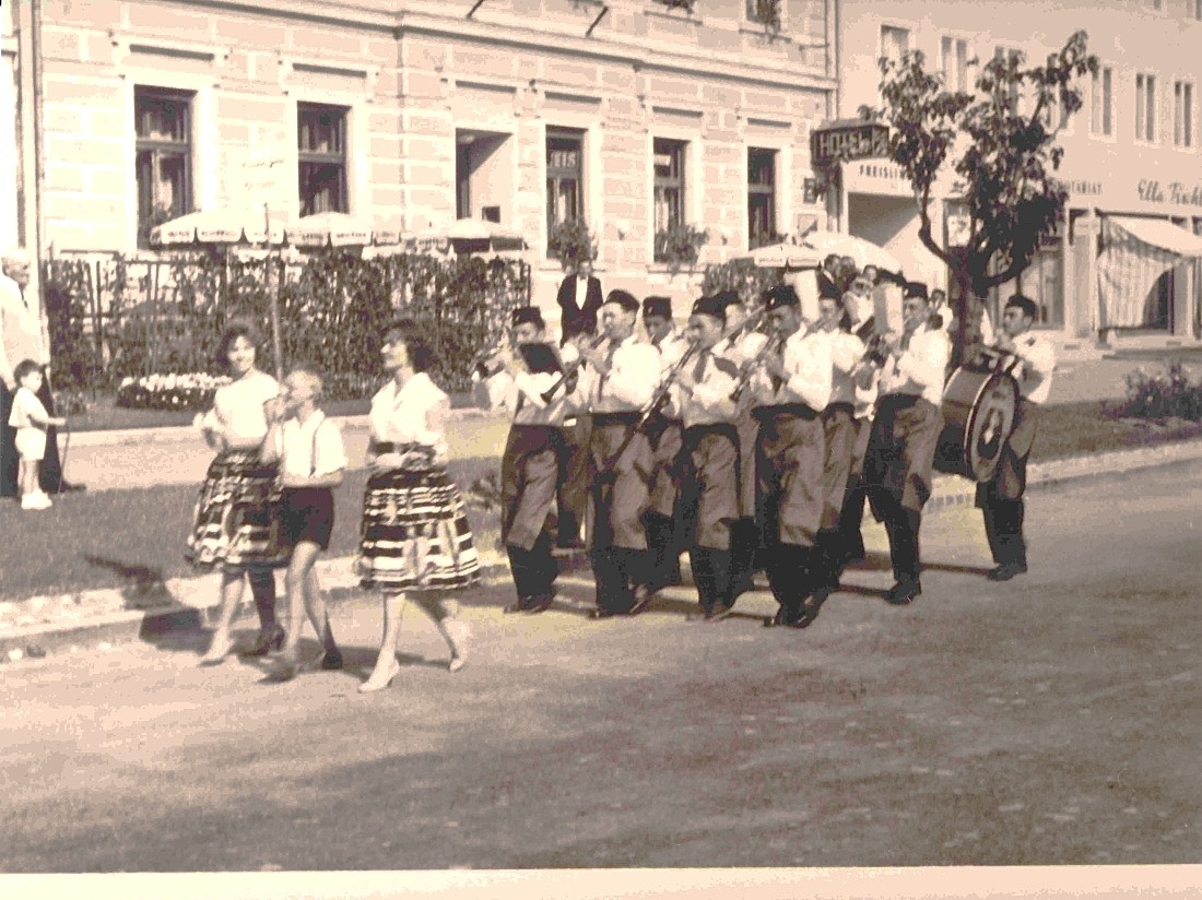 Blasmusiktreffen - Marschformation aus Ungarn (wahrscheinlich) anlässlich des 10-jährigen Bestandsjubiläums der Stadtkapelle vor dem Hotel Freislinger