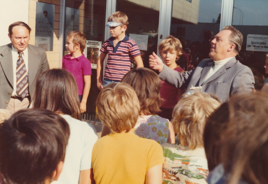 KGM (Konsum/COOP) - Markt: Siegerehrung eines Kinder- und Jugendradbewerbes (Fürst/Baliko/Unger/Sedlaczzek)