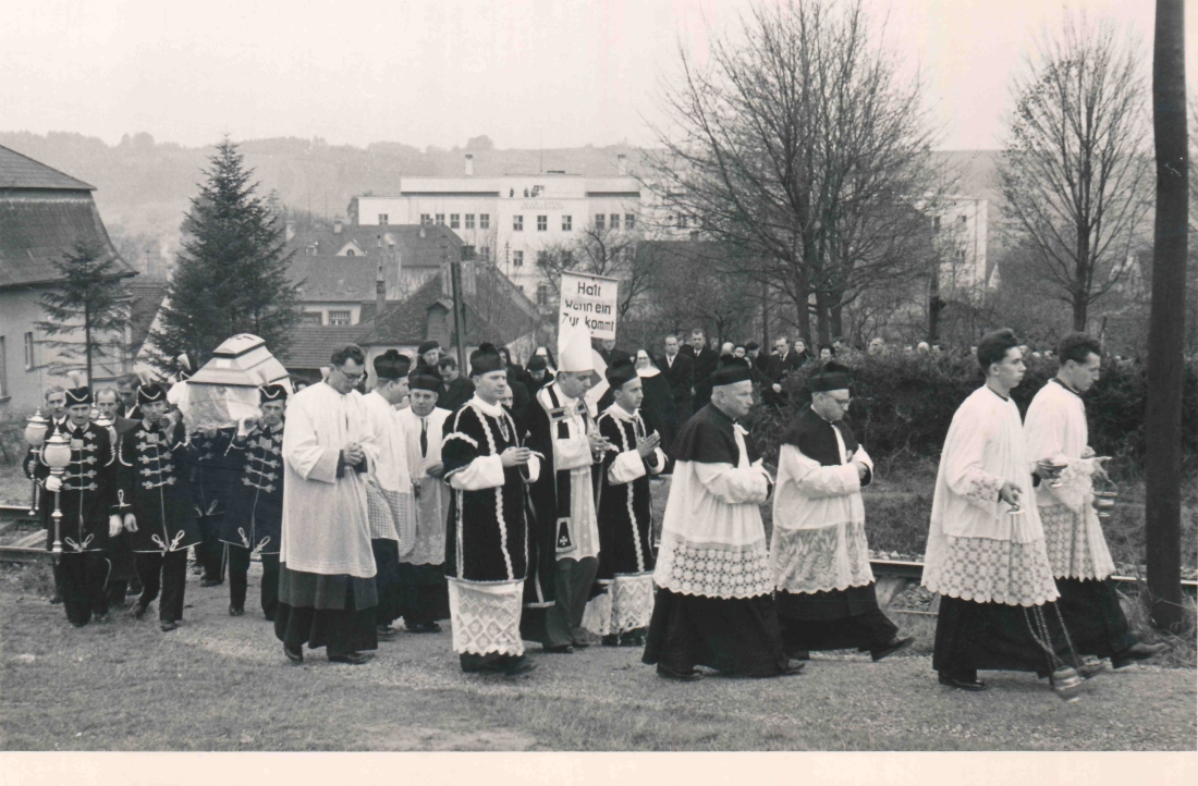 Begräbnis des röm. kath. Pfarrers, Prälat Dr. Karl Michel am 14. November 1956 mit Leichenträgern der Bestattung Tölly - Mikovits/Laszlo/Triber
