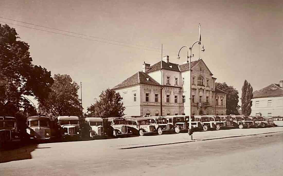 Südburg-Busse vor dem Gerichtsgebäude