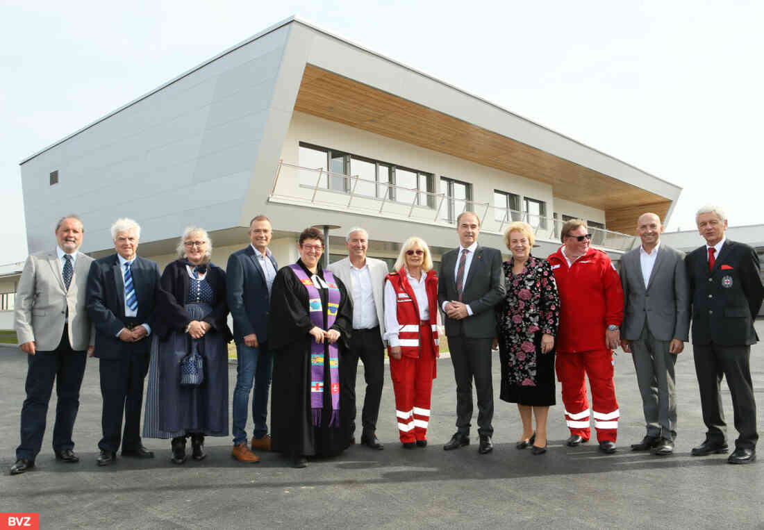 Rotes Kreuz: Eröffnung und Weihe der neuen Bezirksstelle (Dornburggasse 101) - Bubik/Seifner/Beham/Hadek/Pfänder/Leitgeb/Pirringer/Schneemann/Dunst/Krischka/Radakovits/Luipersbeck