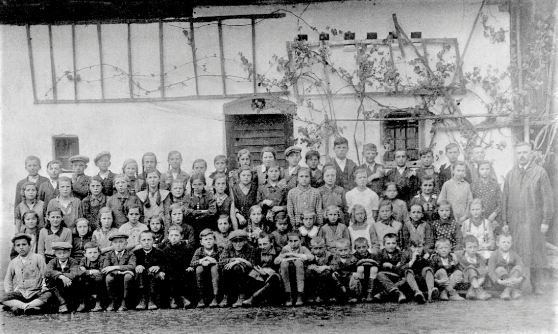 Klassenfoto einer Schulklasse der reformierten Schule mit Schulleiter Karl Vörösmarty