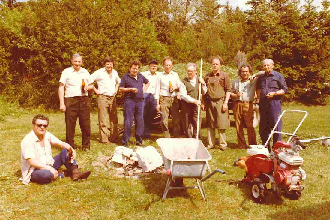 Röm. kath. Pfarre: Männerrunde bei der Pflege des Kirchengartens - Berzsenyi/Drobits/Krutzler/Erdely/Arth/Bauer/Langer/Riegler/Miertl/Gaal